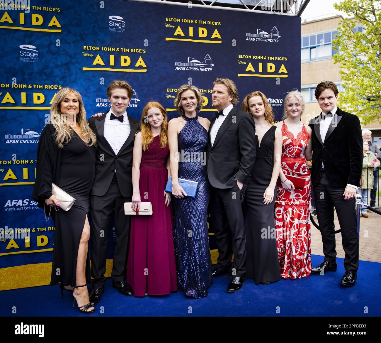 SCHEVENINGEN - die Familie Van Tooske und Bastiaan Ragas auf dem roten Teppich während der Weltpremiere der erneuerten Version von Disney's AIDA im AFAS Circustheater. ANP RAMON VAN FLYMEN niederlande raus - belgien raus Stockfoto