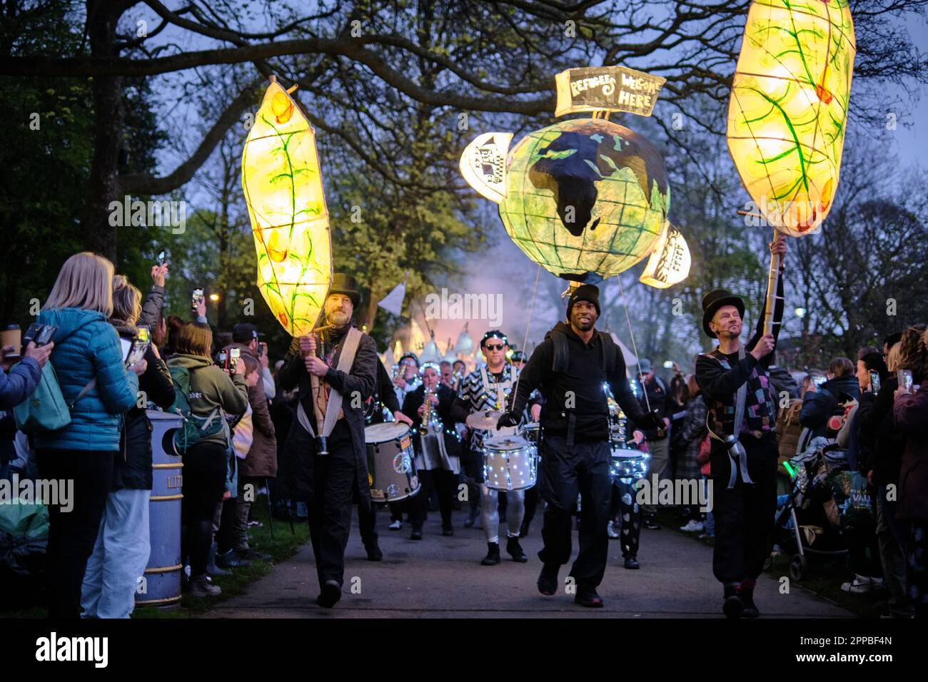 Saltaire, UNESCO-Weltkulturerbe, feiert den Weltkulturerbe-Tag 2023 mit einer Laternen-Parade, die Teil des Sundowner Festivals im Robert's Park ist. Stockfoto