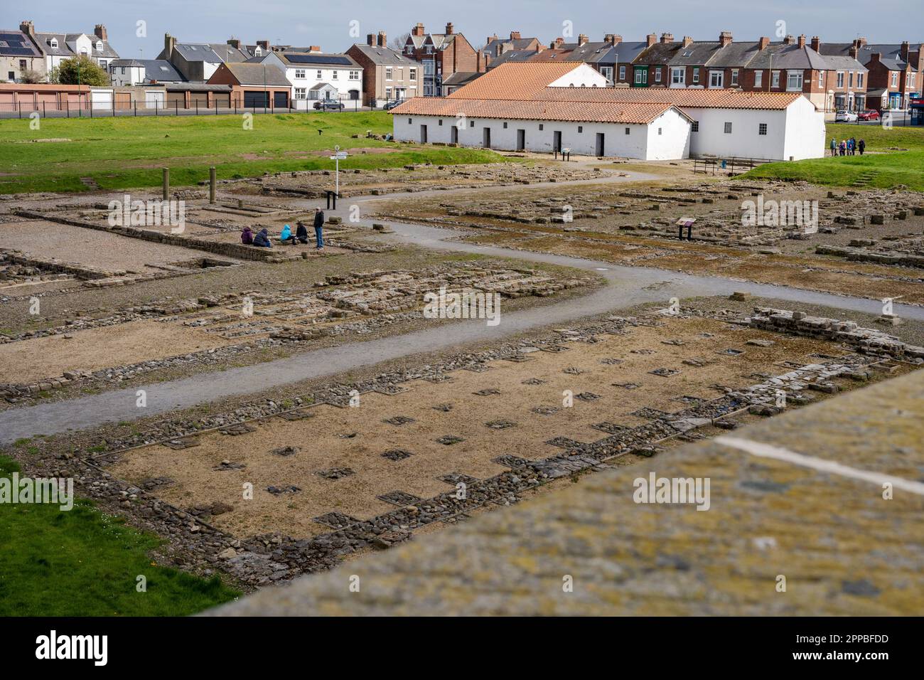 Blick vom rekonstruierten Eingangstor zum römischen Fort Arbeia mit Ruinen, Überresten und rekonstruierten Unterkünften in South Shields, South Tyneside, Großbritannien Stockfoto