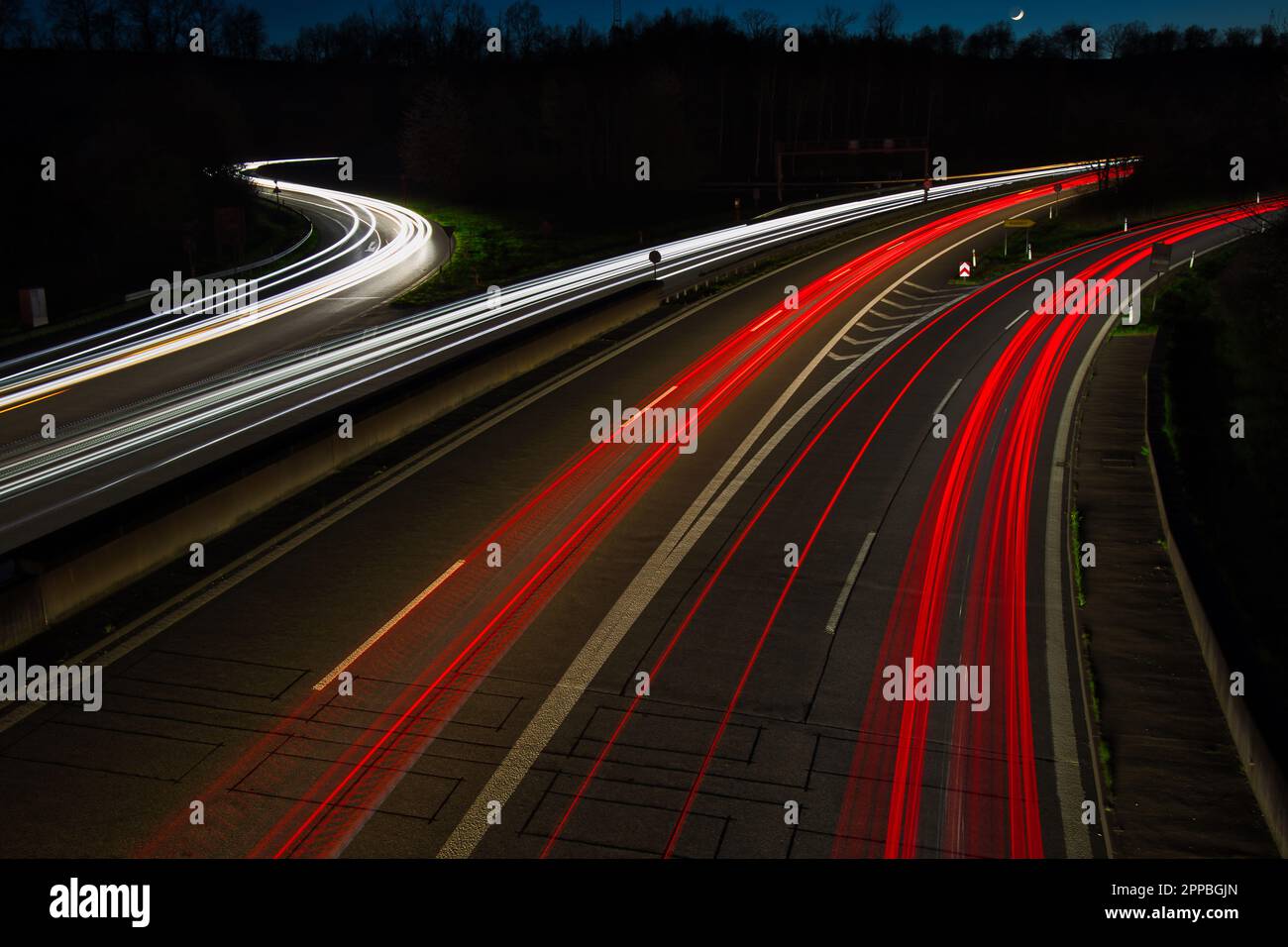 Nächtliche Lichtströme auf der deutschen Autobahn Stockfoto