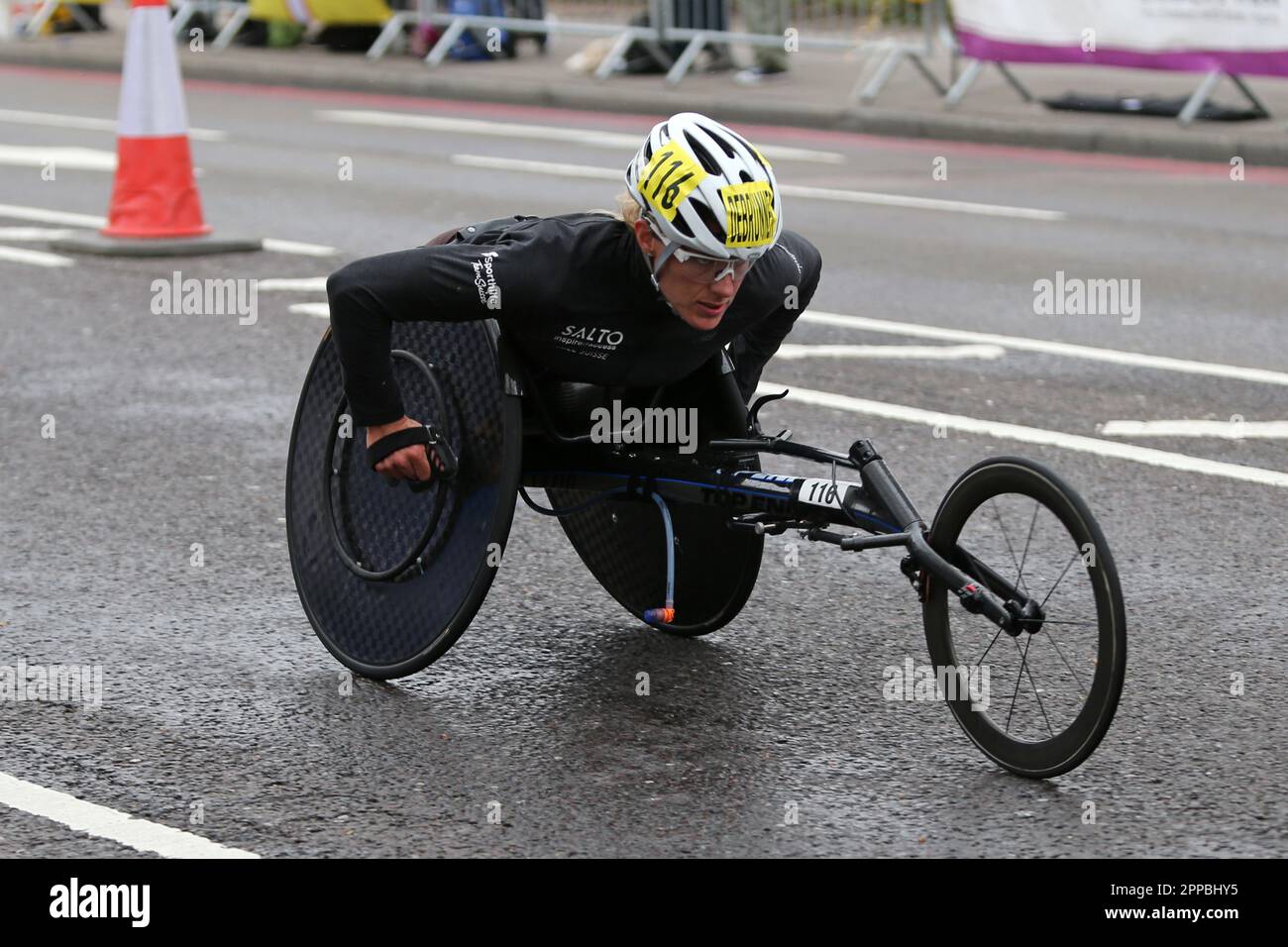 London, Großbritannien. 23. April 2023. TCS London Marathon – Rollstuhlrennen für Damen, The Highway, London. Kredit: Simon Balson/Alamy Live News Stockfoto