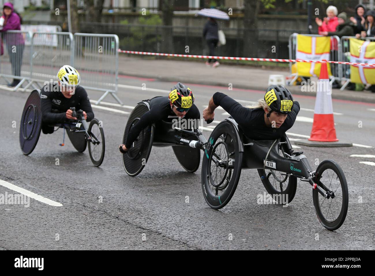 London, Großbritannien. 23. April 2023. TCS London Marathon – Rollstuhlrennen für Damen, The Highway, London. Kredit: Simon Balson/Alamy Live News Stockfoto