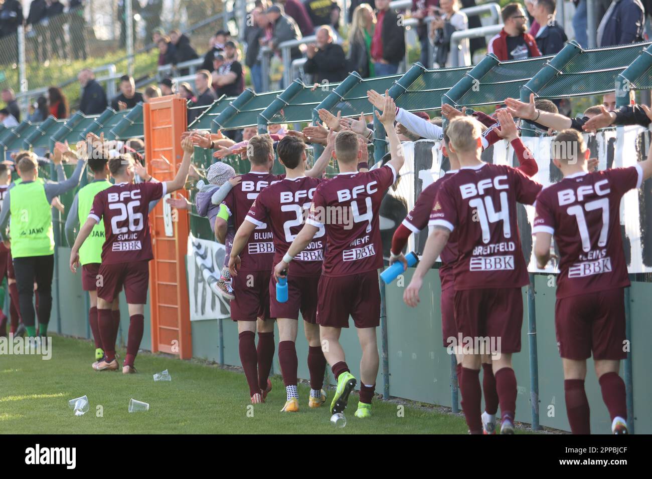 Berlin, Deutschland. 23. März 2023. Berlin, Deutschland, 23. April 2023. BFC Dynamo-Spieler begrüßen seine Fans während des Spiels zwischen BFC Dynamo und FC Rot-Weiss Erfurt, Regionalliga Nordost, Runde 29. Kredit: Fabideciria/Alamy Live News Stockfoto