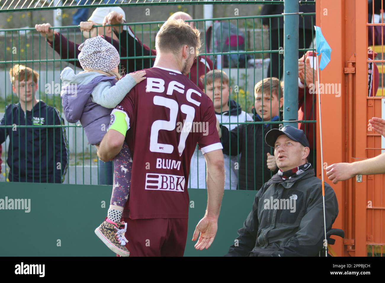 Berlin, Deutschland. 23. März 2023. Berlin, Deutschland, 23. April 2023. Michael Blum vom BFC Dynamo begrüßt die Öffentlichkeit während des Spiels zwischen BFC Dynamo und FC Rot-Weiss Erfurt, Regionalliga Nordost, Runde 29. Kredit: Fabideciria/Alamy Live News Stockfoto