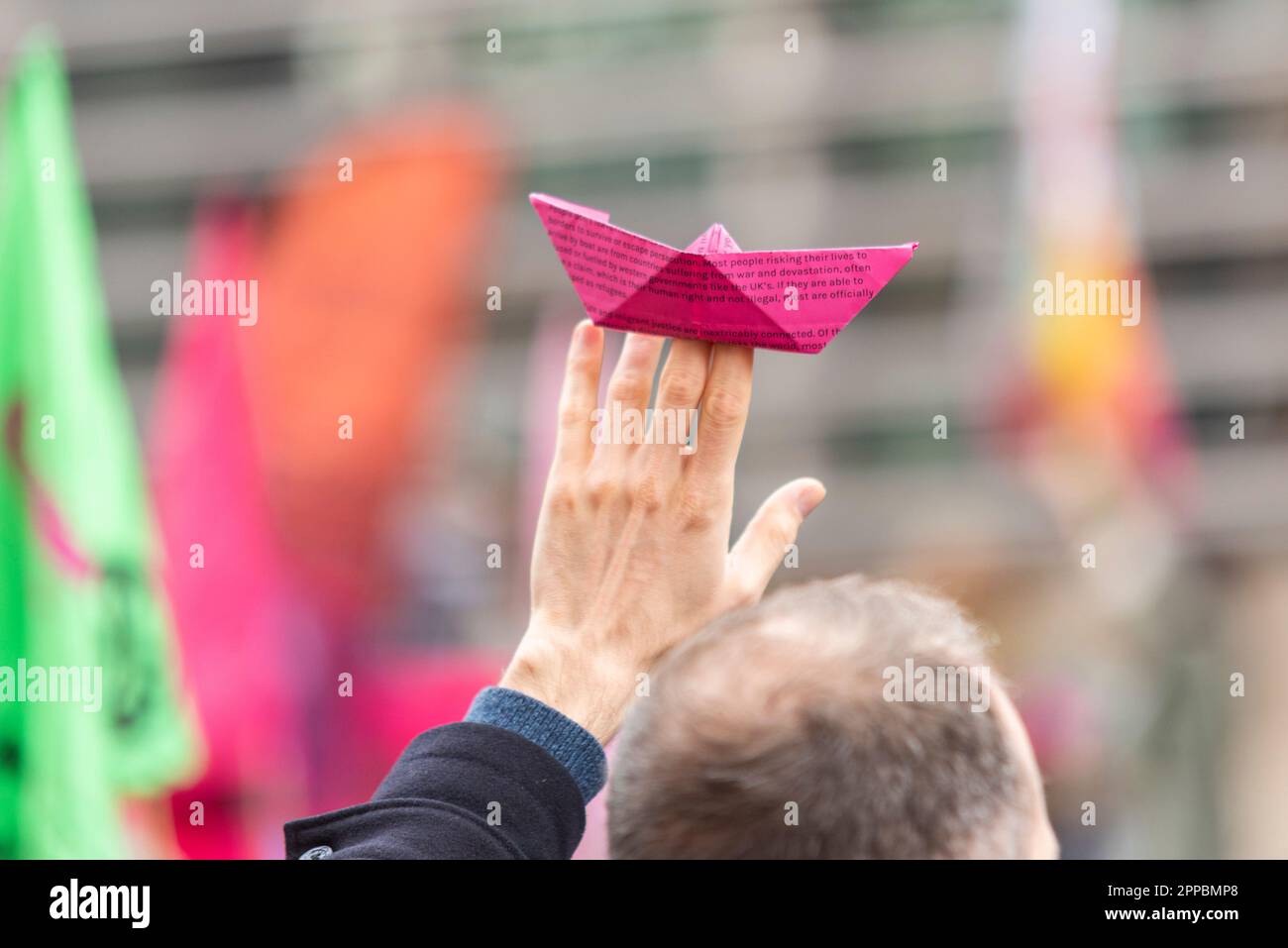 Home Office, 2 Marsham Street, Westminster, London, Großbritannien. 23. April 2023. Demonstranten haben sich vor dem Innenministerium versammelt, um gegen das Gesetz der Regierung über illegale Migration zu protestieren, wobei viele kleine rosa Papierboote herstellen, die auf dem basieren, was von der ausgestorbenen Rebellion benutzt wurde, um Straßen zu blockieren. Jedes Stück Papier, das für die Boote verwendet wurde, ist ein Brief an die Parlamentsabgeordnete oder Innenministerin Suella Braverman, der sich über die Rechnung beschwert Stockfoto