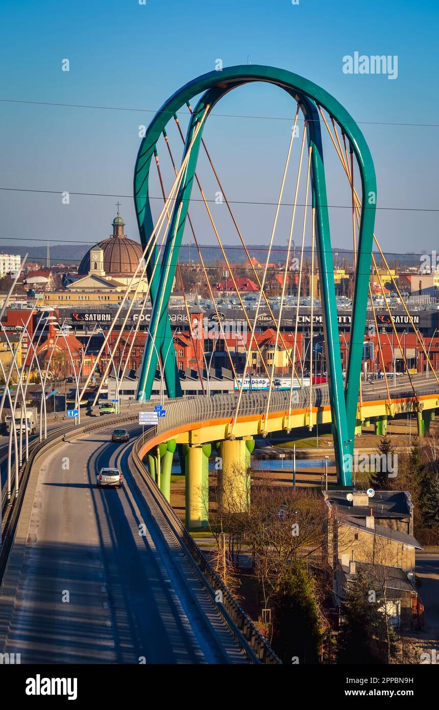 Bydgoszcz, Polen - 17. Februar 2015: Brücke über einen Fluss. Die Kabelbrücke über den Fluss Brda mit Einkaufszentrum und Kirche im Hintergrund, BYD Stockfoto