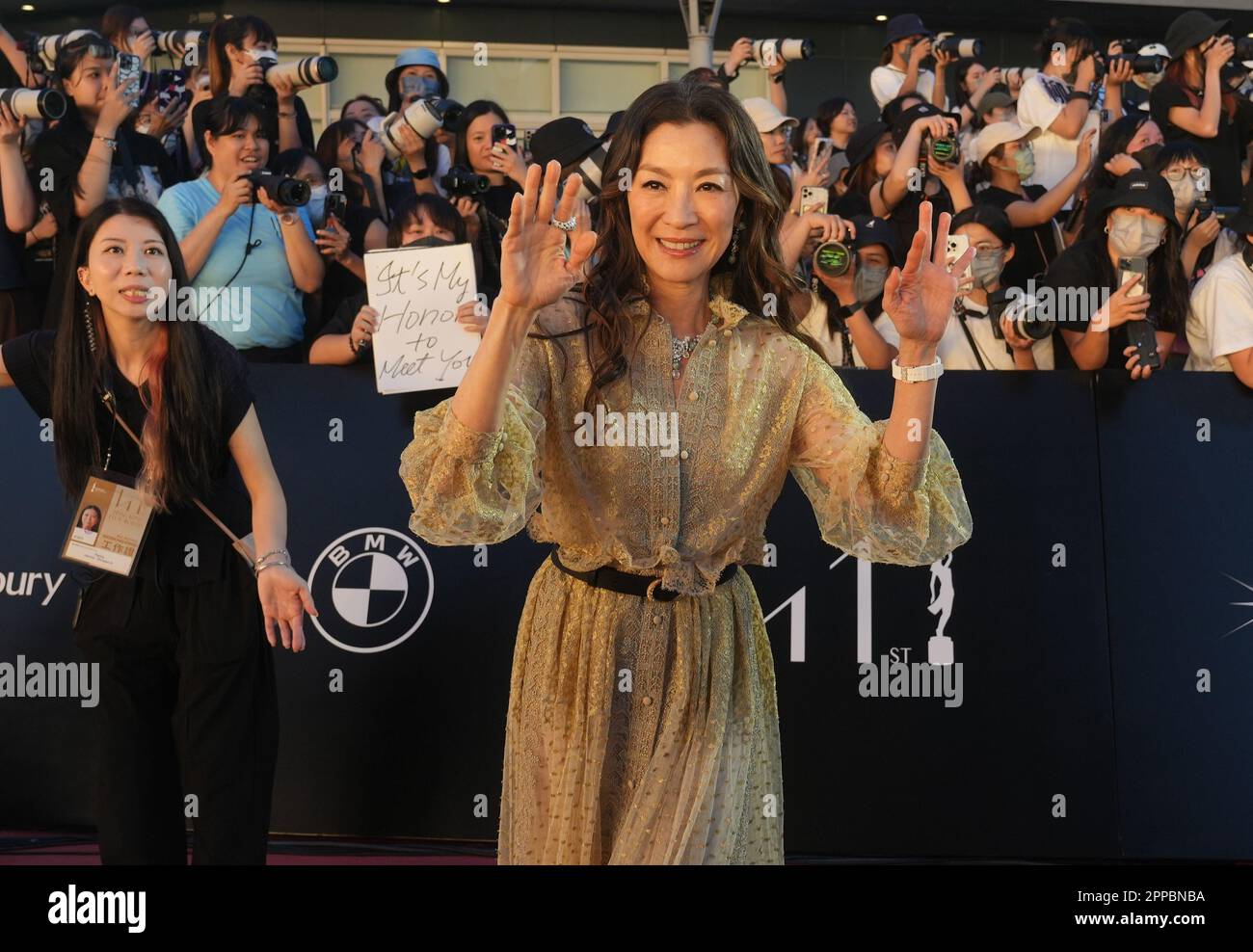 Ankunft von Michelle Yeoh Choo Kheng zur Präsentationszeremonie der Hong Kong Film Awards 41. im Kulturzentrum, TST. 16APR23 SCMP/Sam Tsang Stockfoto