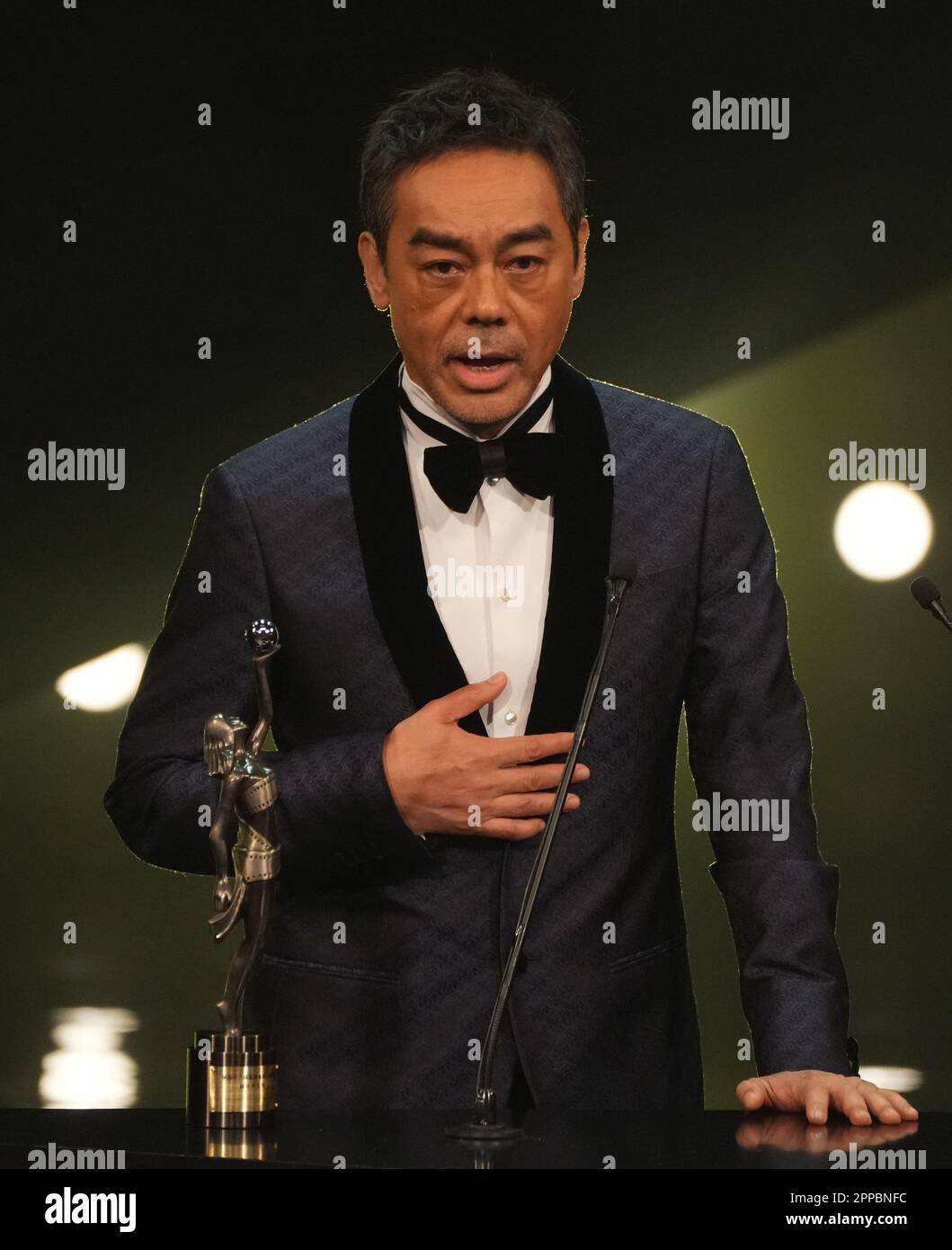 Sean Lau Ching-wan gewinnt bei der Zeremonie der Hong Kong Film Awards 41. im Hong Kong Cultural Centre in Tsim Sha Tsui den Titel „Bester Schauspieler für „DETEKTIV vs. SCHLÄGER“. 16APR23 SCMP/Sam Tsang Stockfoto