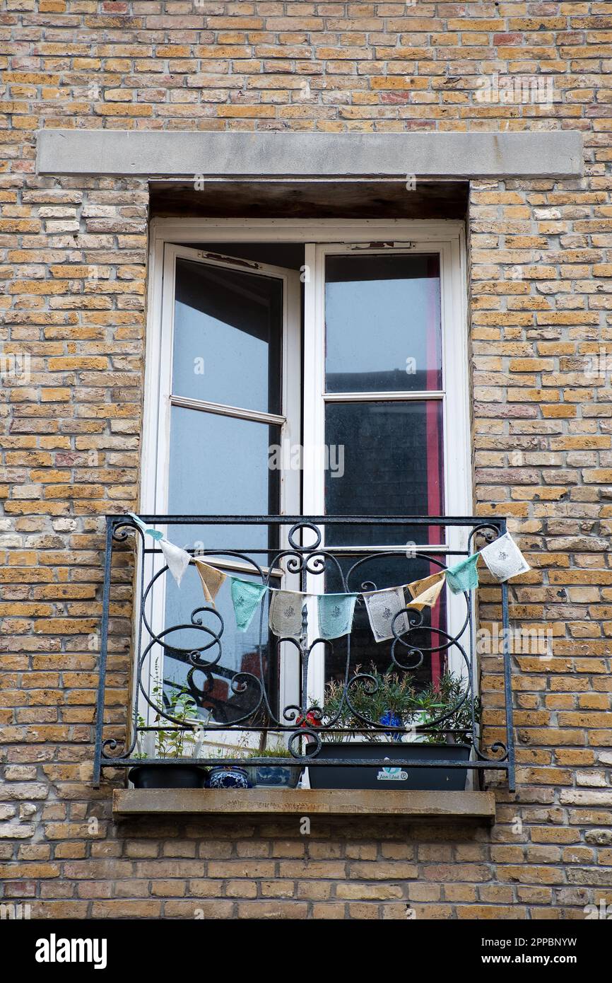 Typisches Fenster mit Flaggen in alten Wänden, Dieppe, Normandie, Frankreich Stockfoto