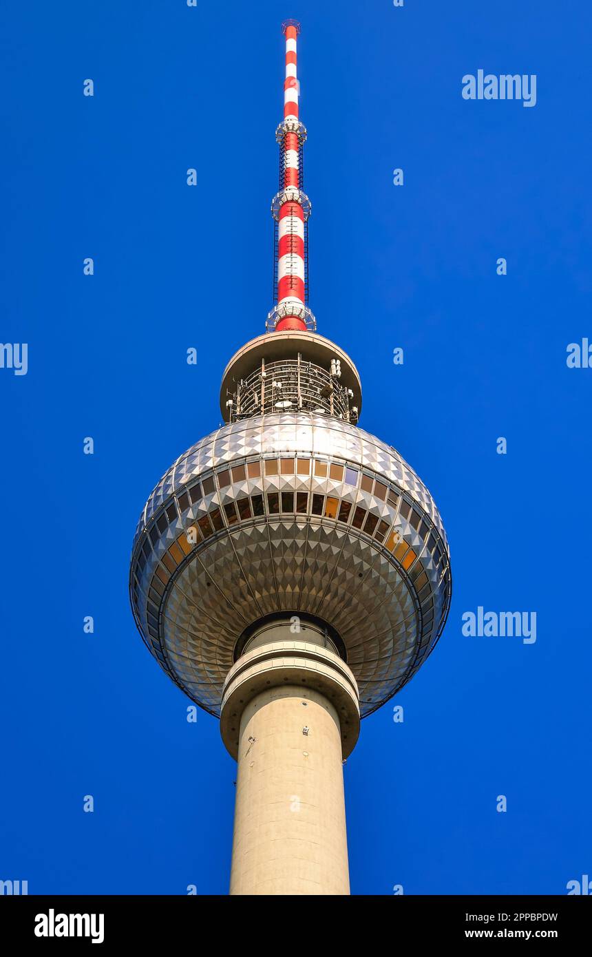 Fernsehturm in Berlin, Deutschland. Der Turm ist ein prominentes Symbol und mit seiner Höhe von 368 Metern ist er das höchste Bauwerk in Berlin. Stockfoto