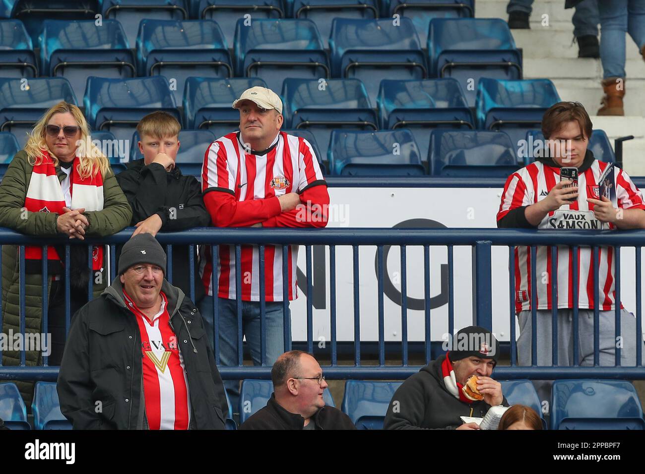 Sunderland-Fans kommen vor dem Sky Bet Championship-Spiel West Bromwich Albion vs Sunderland at the Hawthorns, West Bromwich, Großbritannien, 23. April 2023 (Foto: Gareth Evans/News Images) Stockfoto