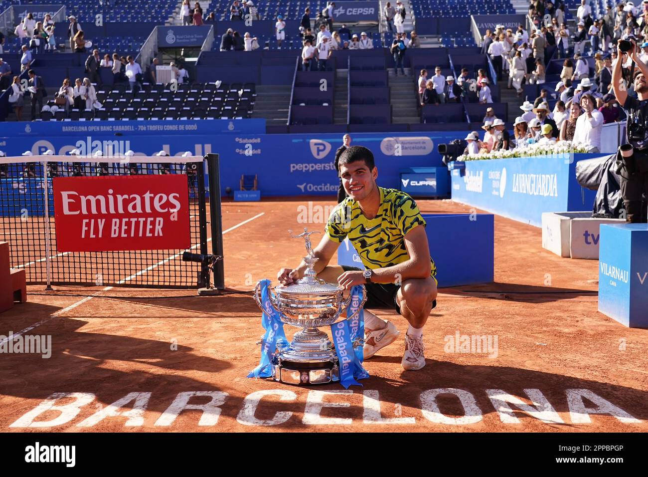 Carlos Alcaraz mit der Trophäe während des Barcelona Open Banc Sabadell , Conde de Godo Trophäenspiels zwischen Carlos Alcaraz und Stefanos Tsitsipas, Finale. Tennis ATP 500, Real Club de Tenis Barcelona, Barcelona, Spanien - 23. April 2023. (Foto: Irina Kolioubakina / PRESSIN) Stockfoto