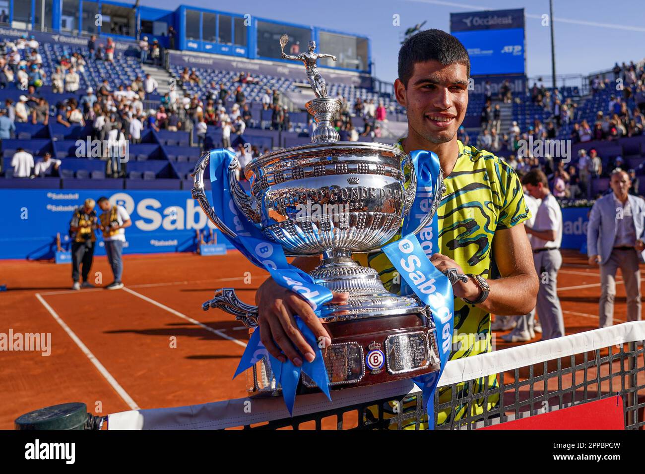Carlos Alcaraz mit der Trophäe während des Barcelona Open Banc Sabadell , Conde de Godo Trophäenspiels zwischen Carlos Alcaraz und Stefanos Tsitsipas, Finale. Tennis ATP 500, Real Club de Tenis Barcelona, Barcelona, Spanien - 23. April 2023. (Foto: Irina Kolioubakina / PRESSIN) Stockfoto
