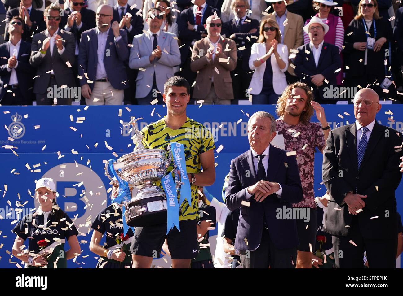 Carlos Alcaraz mit der Trophäe während des Barcelona Open Banc Sabadell , Conde de Godo Trophäenspiels zwischen Carlos Alcaraz und Stefanos Tsitsipas, Finale. Tennis ATP 500, Real Club de Tenis Barcelona, Barcelona, Spanien - 23. April 2023. (Foto: Irina Kolioubakina / PRESSIN) Stockfoto