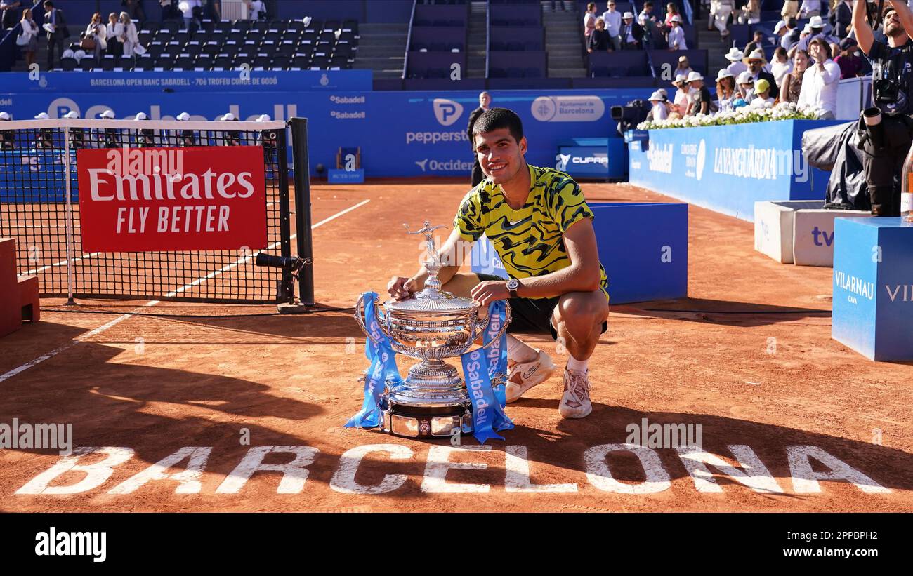 Carlos Alcaraz mit der Trophäe während des Barcelona Open Banc Sabadell , Conde de Godo Trophäenspiels zwischen Carlos Alcaraz und Stefanos Tsitsipas, Finale. Tennis ATP 500, Real Club de Tenis Barcelona, Barcelona, Spanien - 23. April 2023. (Foto: Irina Kolioubakina / PRESSIN) Stockfoto