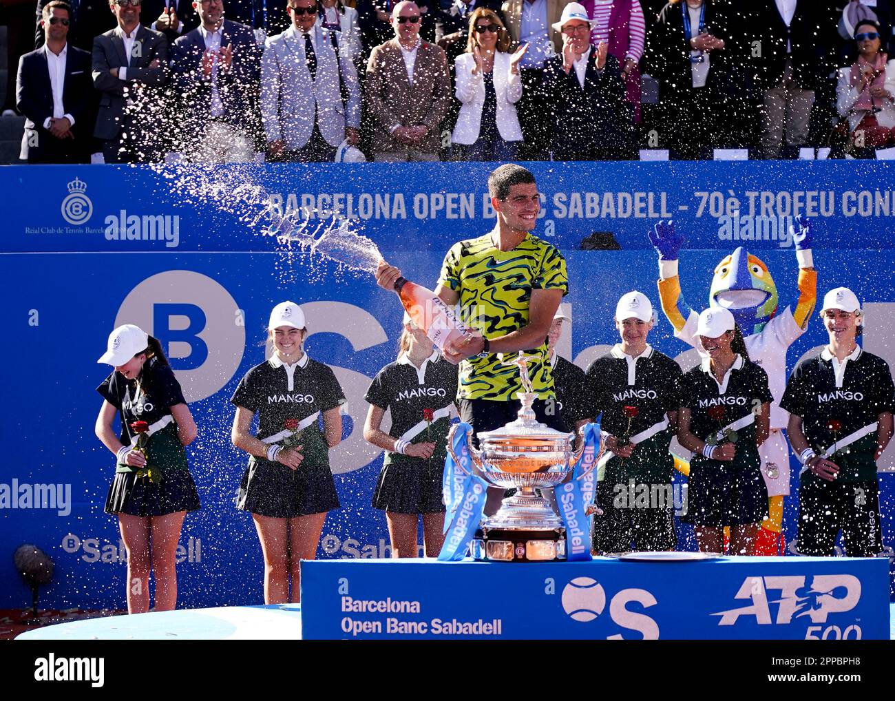 Carlos Alcaraz während des Barcelona Open Banc Sabadell , Conde de Godo Trophäenspiels zwischen Carlos Alcaraz und Stefanos Tsitsipas, Finale. Tennis ATP 500, Real Club de Tenis Barcelona, Barcelona, Spanien - 23. April 2023. (Foto: Irina Kolioubakina / PRESSIN) Stockfoto