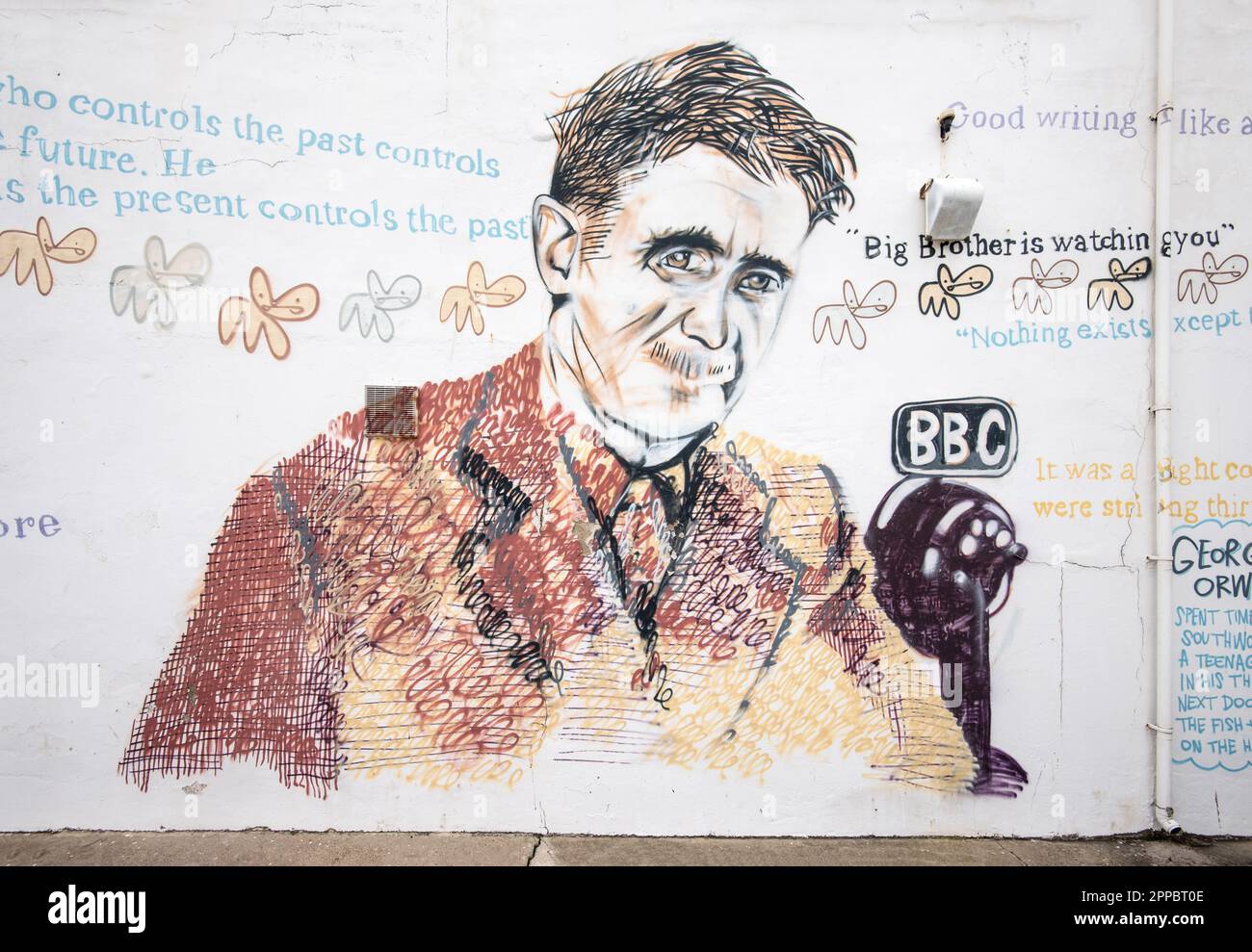 Orwells Bild schmückt ein Wandgemälde am Southwold Pier Montague House an der High Street. Fresque Wandgemälde George Orwell, Southwold Pier, Suffolk England Stockfoto