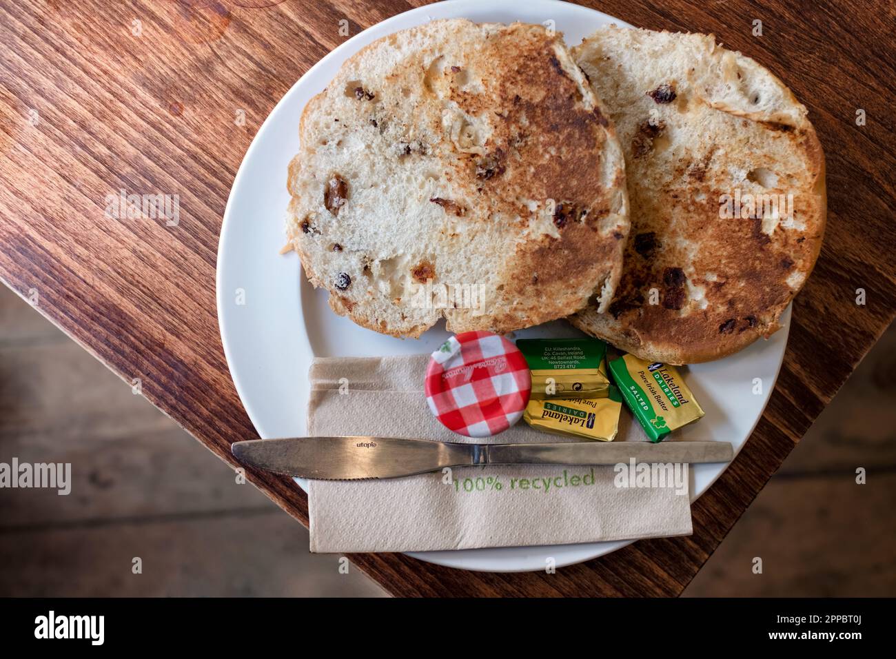 Ein Tee aus geröstetem Obst, serviert mit Marmelade und Butter in einem Kaffee Nr.1. Coffee#1 ist eine britische Café-Kette. Stockfoto