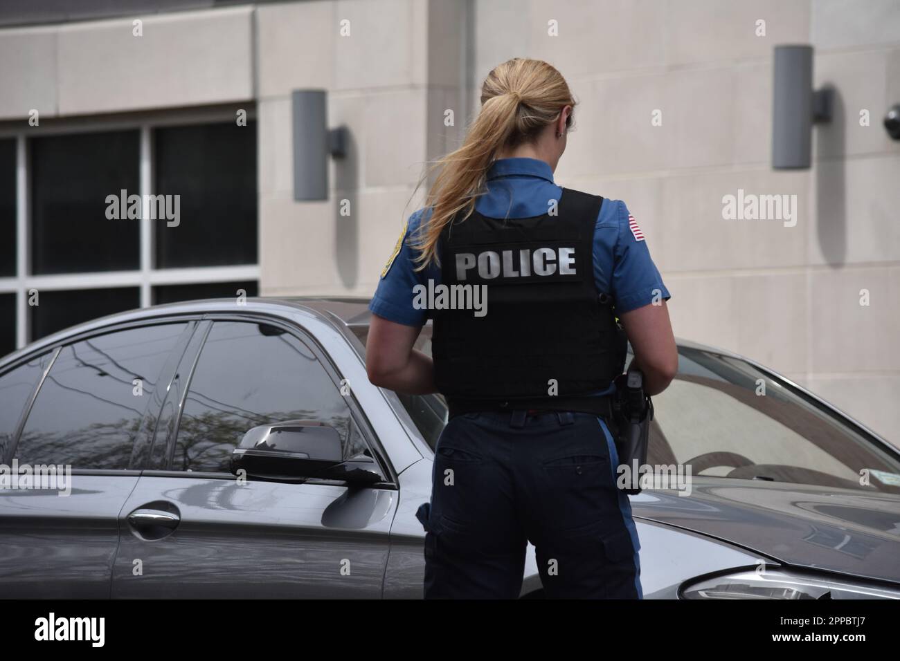 Ein Polizeibeamter aus Englewood wurde am Tatort gesehen. Die Polizei von Englewood in Englewood, New Jersey, USA nahm am 22. April 2023 einen Anruf bezüglich eines Fahrers entgegen, der geparkt hatte und zu schlafen schien. Antwortende Offiziere fanden den 28-jährigen Alpha Diallo, einen Einwohner von Englewood, in einem BMW-Sedan mit Nummernschildern aus dem Staat New York in der West Englewood Avenue nahe der Humphrey Street am Morgen. Zwei Polizisten klopften an das Fenster auf der Fahrerseite, konnten Diallo jedoch nicht wecken. Als Diallo schlief, ignorierte er die Befehle der Offiziere, fuhr das Auto und versuchte es Stockfoto