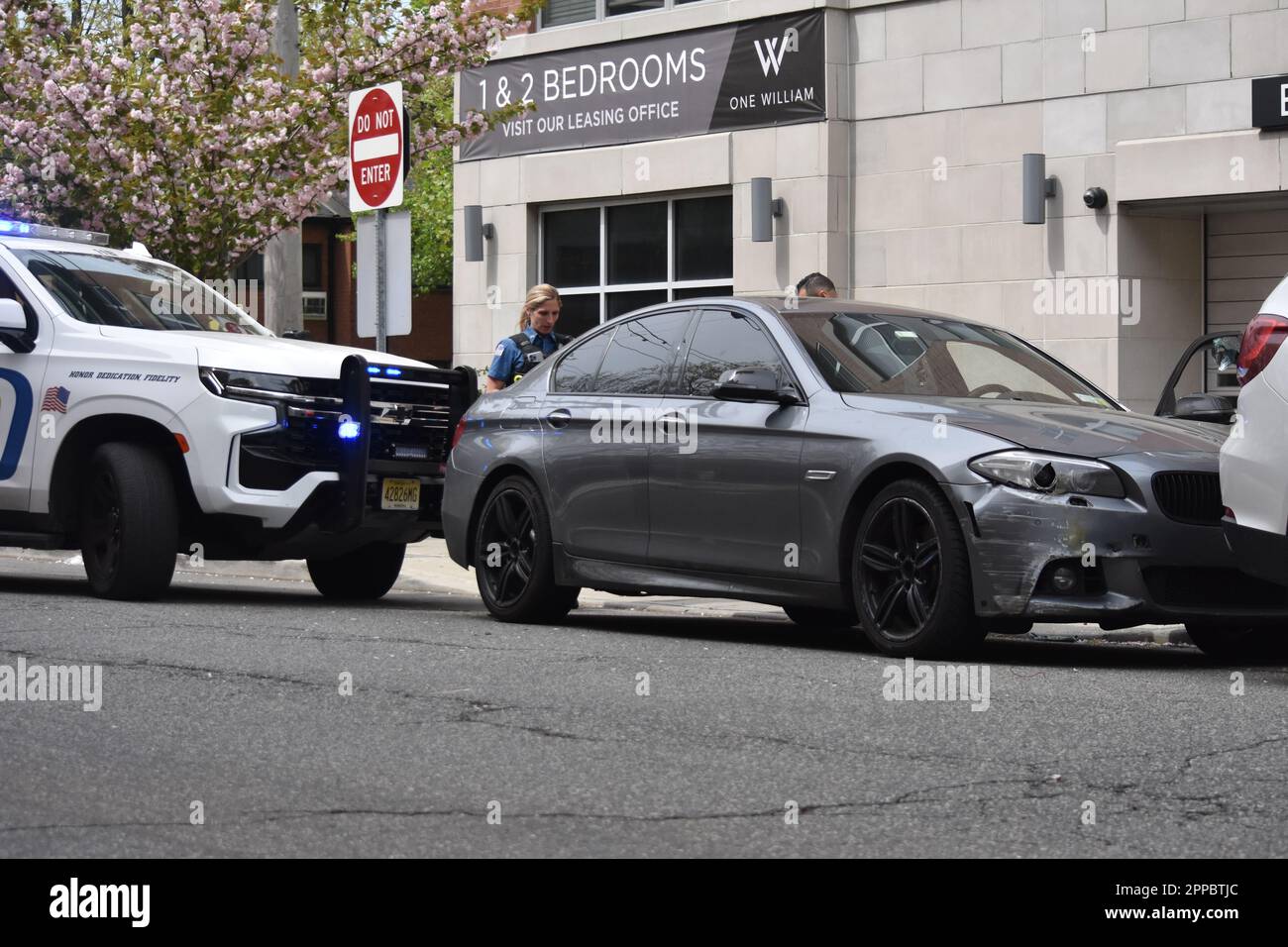 Das Fahrzeug des Verdächtigen wurde am Tatort gesehen. Die Polizei von Englewood in Englewood, New Jersey, USA nahm am 22. April 2023 einen Anruf bezüglich eines Fahrers entgegen, der geparkt hatte und zu schlafen schien. Antwortende Offiziere fanden den 28-jährigen Alpha Diallo, einen Einwohner von Englewood, in einem BMW-Sedan mit Nummernschildern aus dem Staat New York in der West Englewood Avenue nahe der Humphrey Street am Morgen. Zwei Polizisten klopften an das Fenster auf der Fahrerseite, konnten Diallo jedoch nicht wecken. Als er schlief, ignorierte Diallo die Befehle der Offiziere, fuhr das Auto und versuchte zu weben Stockfoto