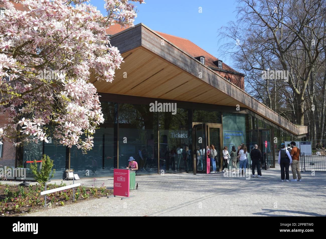 Berlin, Deutschland - 22. April 2023 - das neue Eingangsgebäude des Berliner Botanischen Gartens. (Foto: Markku Rainer Peltonen) Stockfoto