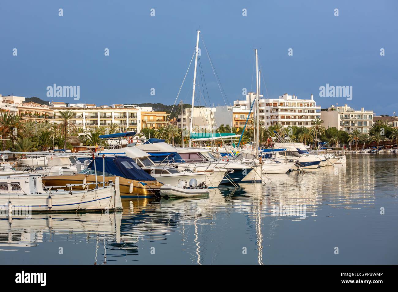 Der Hafen von Port de Alcudia, Mallorca, Balearen, Spanien Stockfoto