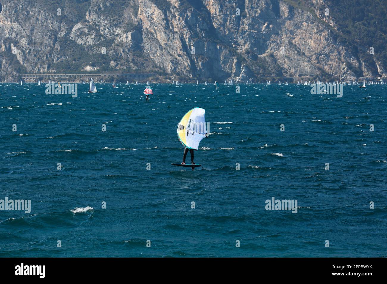 Surfer am See Stockfoto