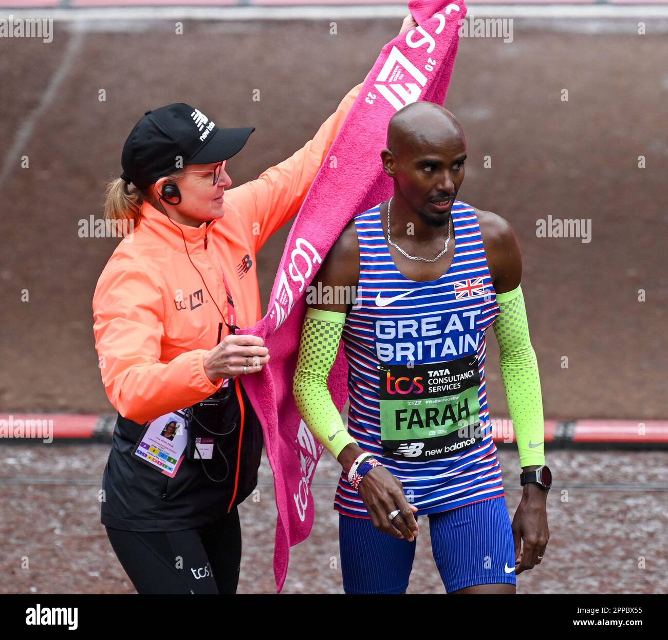 London, England. 23. April 2023. Am Ende des TCS London Marathon 2023 nimmt Sir Mo Farrah seine Marathonkarriere auf. Kredit: Nigel Bramley/Alamy Live News Stockfoto