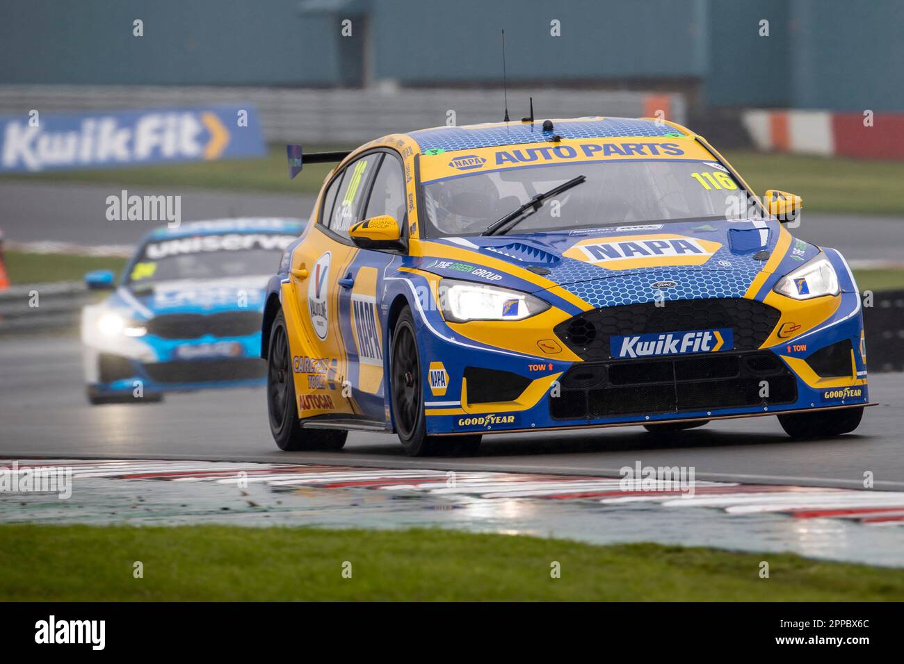 Donington Park, Castle Donington, Leicestershire, Großbritannien. 23. April 2023; 23. April 2023; Donington Park, Castle Donington, Leicestershire, England: Kwik Fit British Touring Car Championship; Ashley Sutton in seinem NAPA Racing UK Ford Focus ST vor Jake Hill in seinem Laser Tools Racing BMW 330e M Sport Credit: Action Plus Sports Images/Alamy Live News Stockfoto