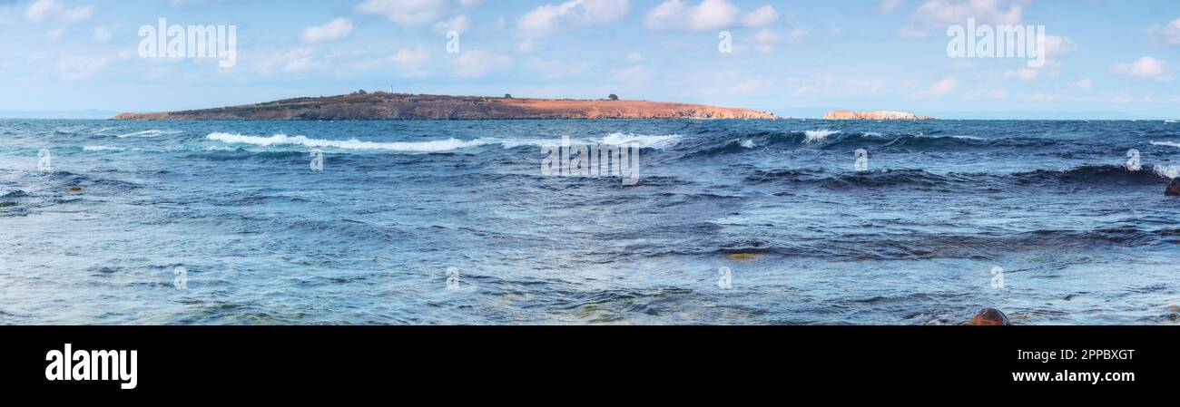 bulgarische Meereslandschaft mit felsiger Insel. Landschaft in der Nähe von sozopol. Nachmittagsabenteuer am Meer Stockfoto