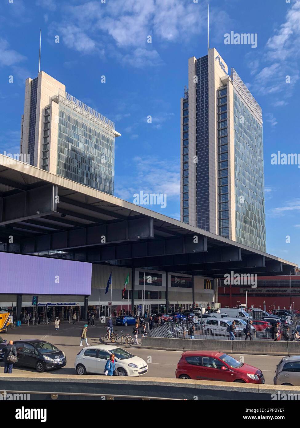 Außeneingang des Bahnhofs Garibaldi und der Garibaldi Towers, Wolkenkratzer. Mailand Bahnhof Porta Garibaldi. Mailand, Italien Stockfoto