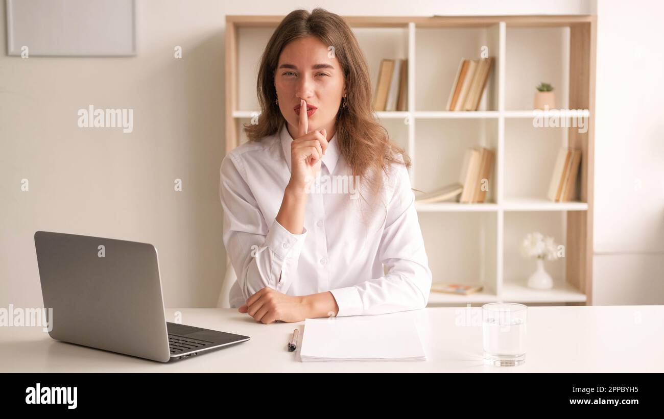 Arbeitsgeheimnis elegante Frau schweigt Verschwörerin Stockfoto