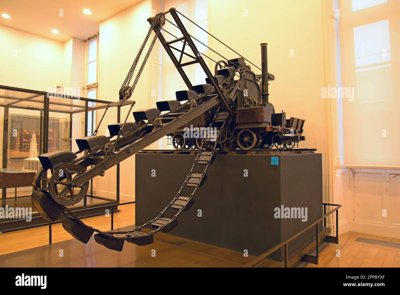 Modell eines dampfbetriebenen Schaufelbaggers im Musee des Arts EET Metiers, Paris, Frankreich Stockfoto