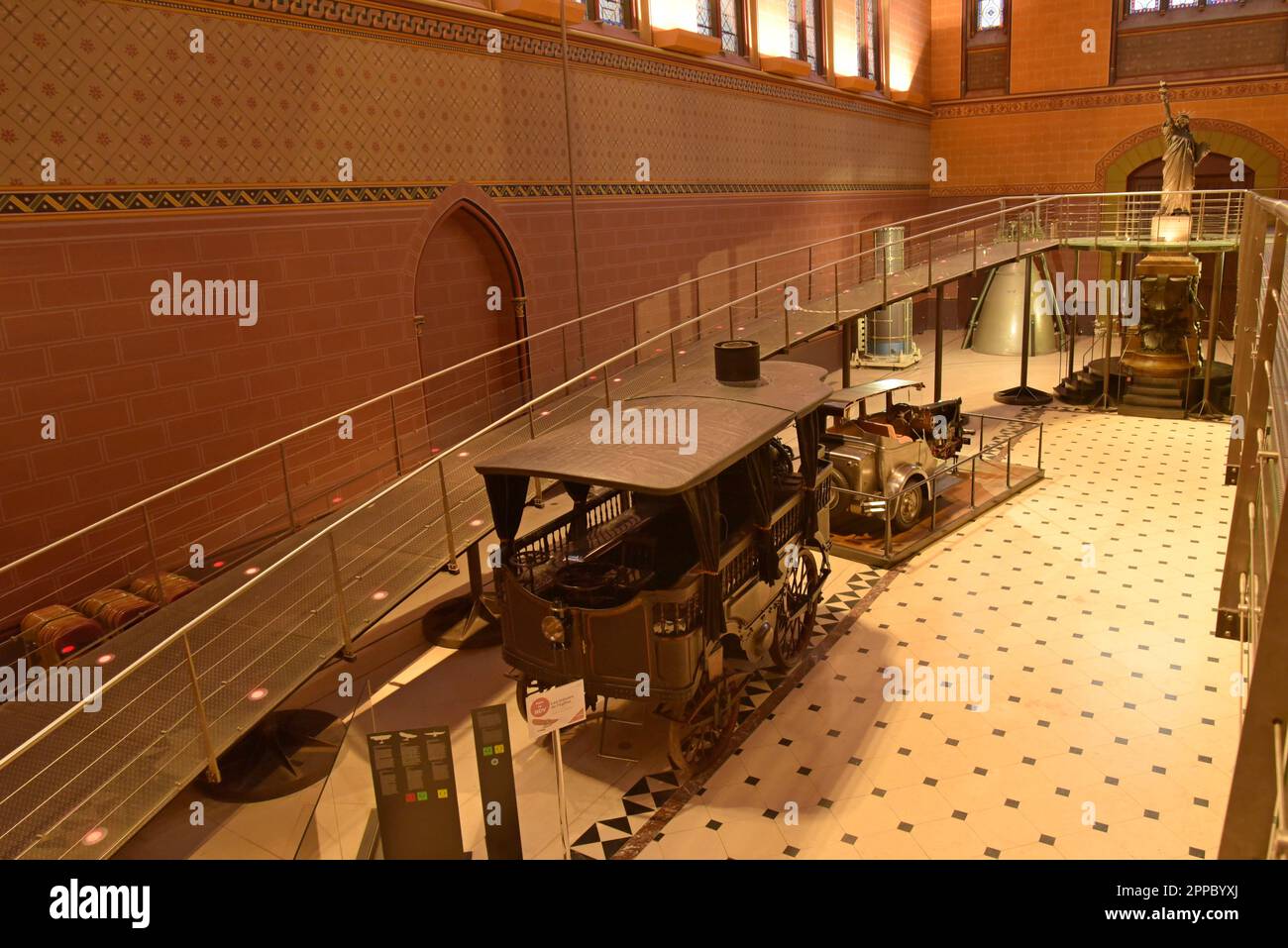 Ausstellungen historischer Autos und Flugzeuge im Musee des Arts EET Metiers, Paris, Frankreich Stockfoto