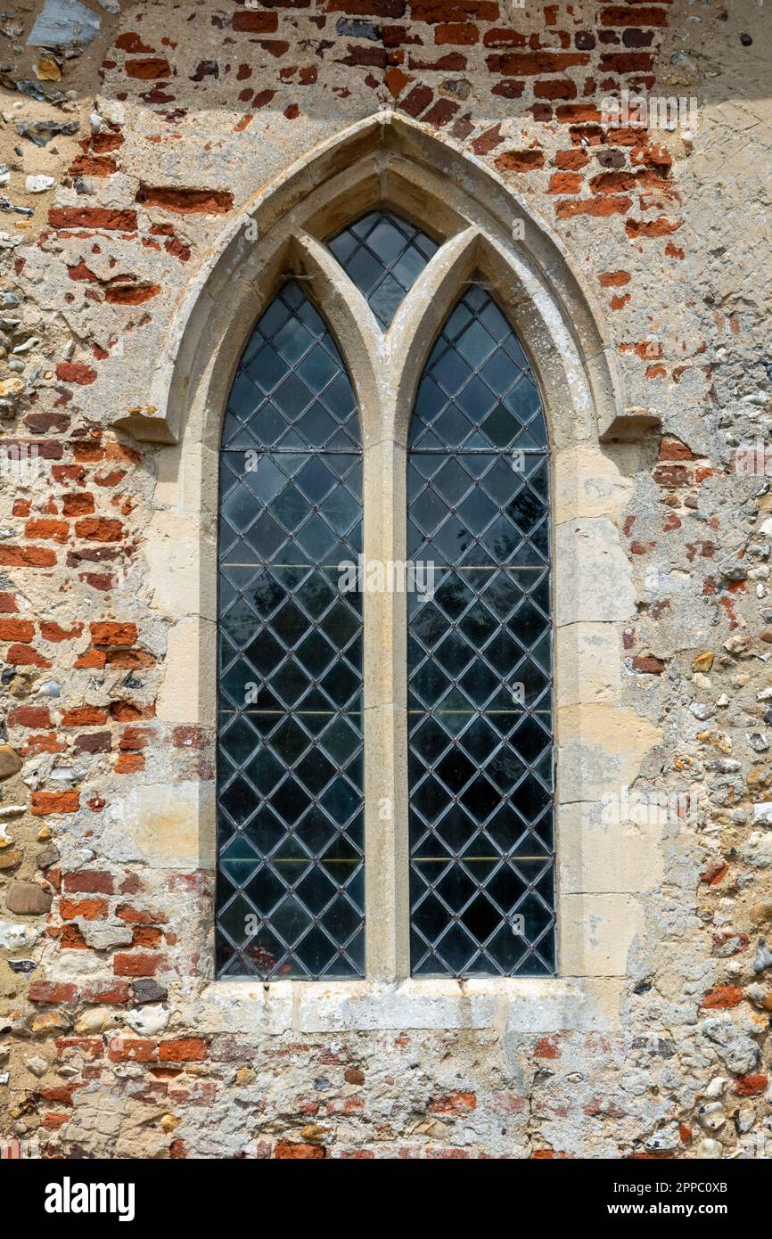 Steinmullionfenster mit durchsichtigen verbleiten Lichtern in der St. Andrew und St. Eustachius Kirche, Hoo, Suffolk Stockfoto