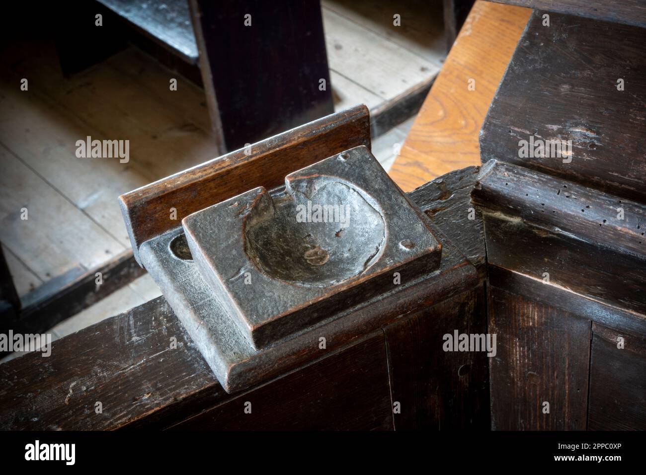 Ein Taschenuhrstand, der an der Kanzel der Kirche St. Andrew und St. Eustachius, Hoo, Suffolk, befestigt ist Stockfoto