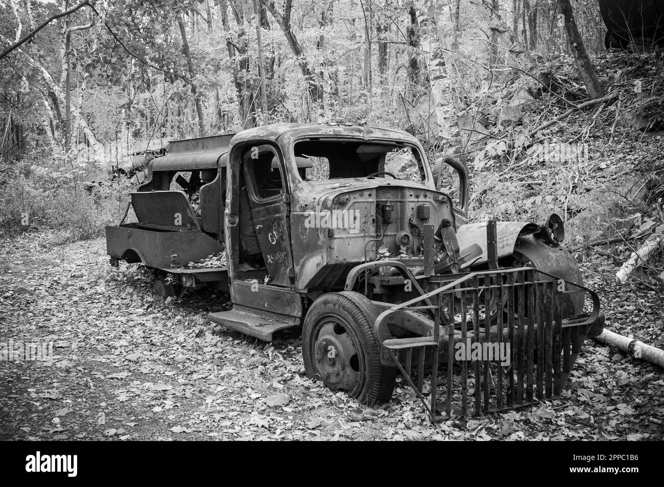 Verfallender Kompressorwagen in einem verlassenen Granitbruch in Massachusetts Stockfoto