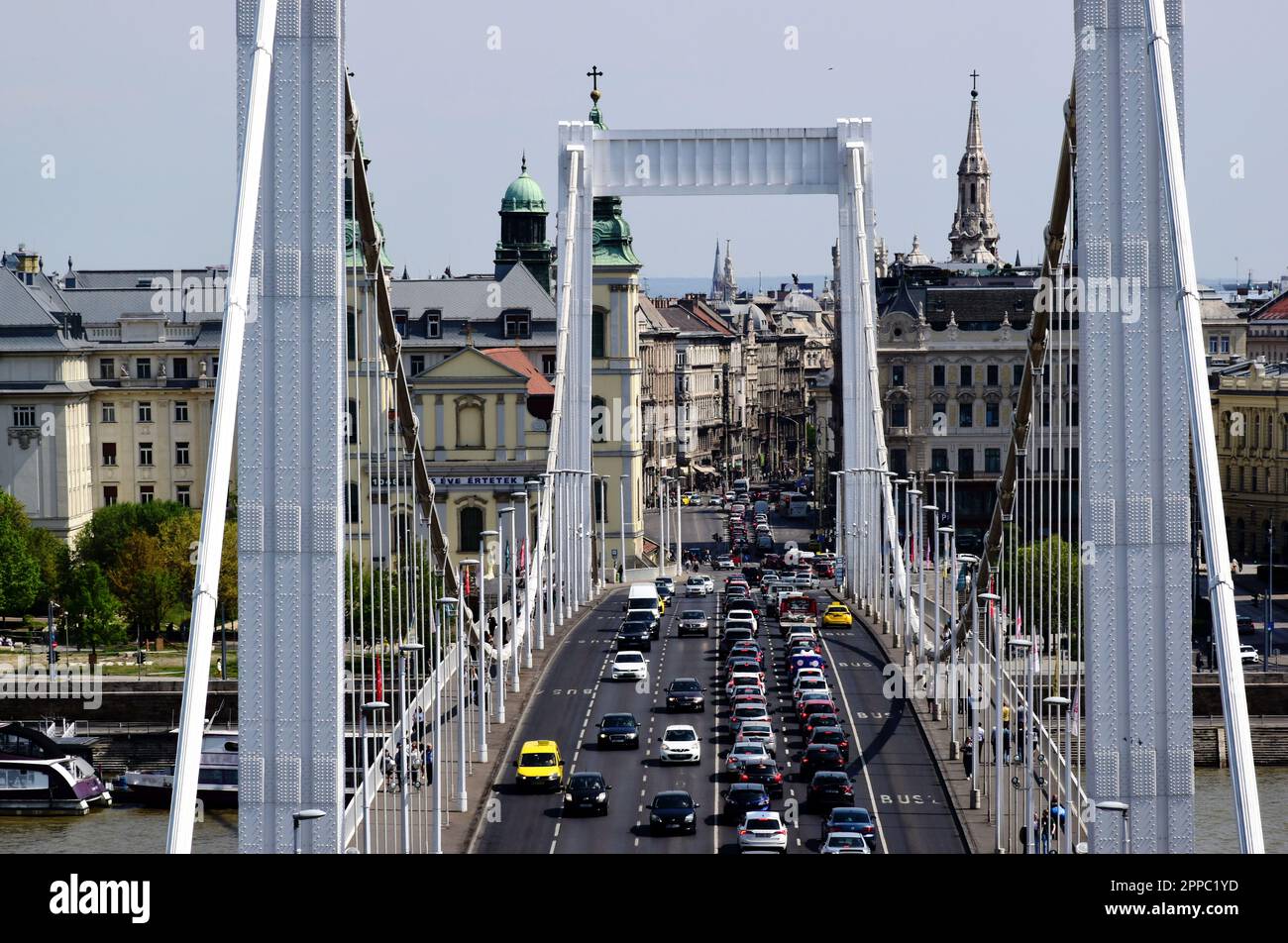 Elisabeth-Brücke in Budapest. Perspektivische Ansicht. Weißer Stahlrahmen. autobahn mit Autoverkehr. Alte europäische Architektur. Boote auf der Donau Stockfoto