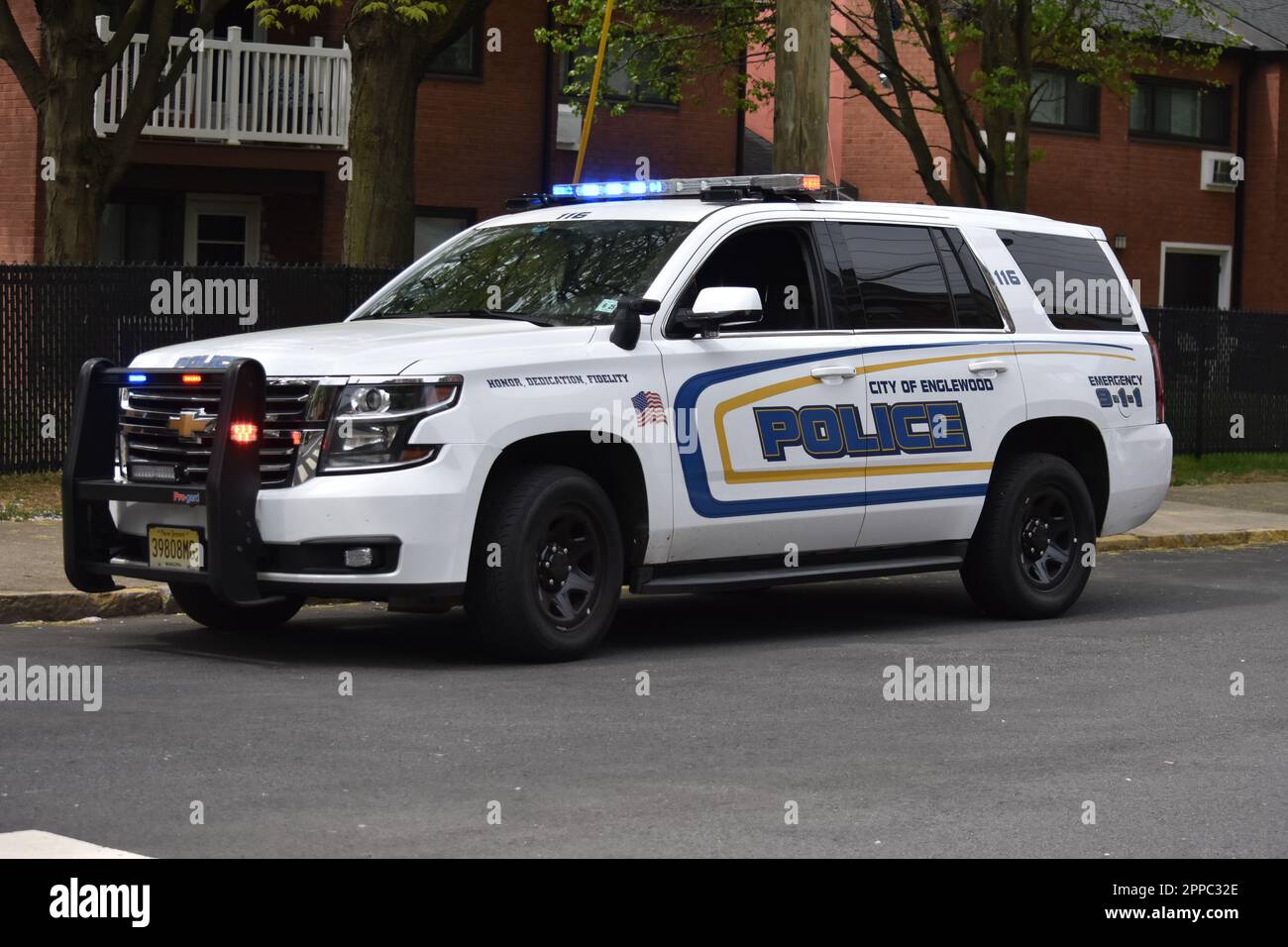 Englewood, New Jersey, USA. 22. April 2023. Ein Polizeifahrzeug aus Englewood am Tatort. Die Polizei von Englewood in Englewood, New Jersey, USA nahm am 22. April 2023 einen Anruf bezüglich eines Fahrers entgegen, der geparkt hatte und zu schlafen schien. Antwortende Offiziere fanden den 28-jährigen Alpha Diallo, einen Einwohner von Englewood, in einem BMW-Sedan mit Nummernschildern aus dem Staat New York in der West Englewood Avenue nahe der Humphrey Street am Morgen. Zwei Polizisten klopften an das Fenster auf der Fahrerseite, konnten Diallo aber nicht wecken. Als er schlief, ignorierte Diallo die Kommunikation Stockfoto