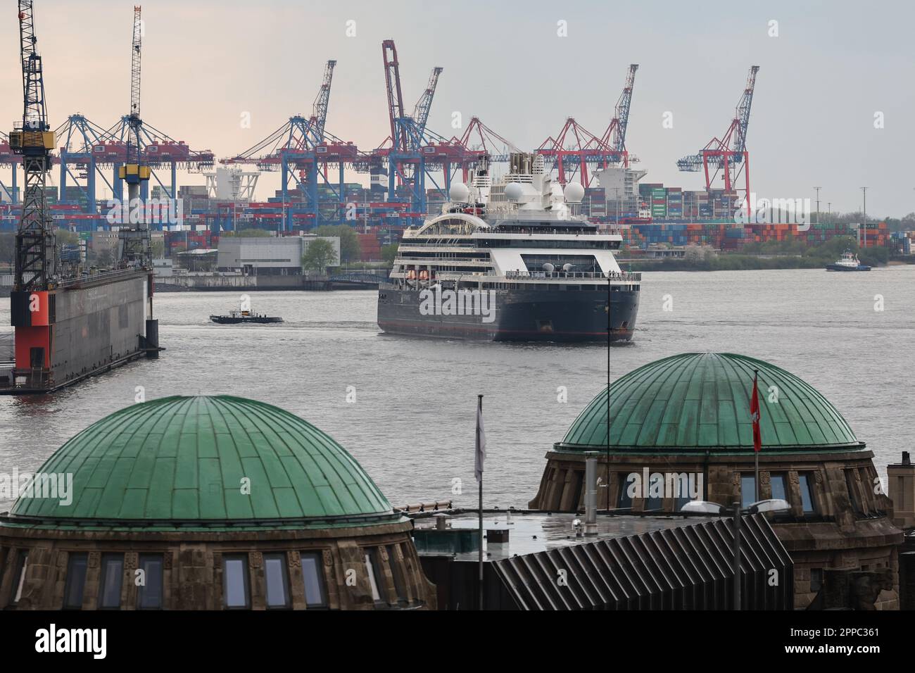 Hamburg, Deutschland. 23. April 2023. Das Polarexpeditionsschiff 'Le Commandant Charcot' ist für eine kurze Hafenrundfahrt auf der Elbe vor Landungsbrücken unterwegs. Der Eisbrecher mit Hybrid-Flüssigerdgas-Elektroantrieb befindet sich derzeit auf einer Werbetour durch Nordeuropa. Anfang Mai wird das Expeditionsschiff der französischen Reederei Ponant mit bis zu 245 Gästen in 123 Kabinen und Suiten wieder seinen regulären Fahrplan aufnehmen. Kredit: Christian Charisius/dpa/Alamy Live News Stockfoto