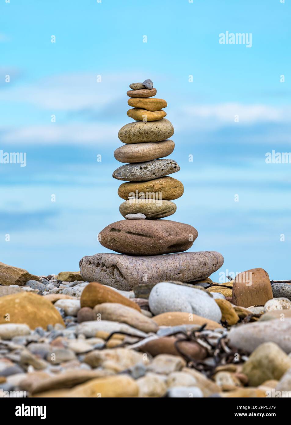 Ausgewogener Steinstapel am Kieselstrand, Holy Island of Lindisfarne, Northumberland, England, Großbritannien Stockfoto