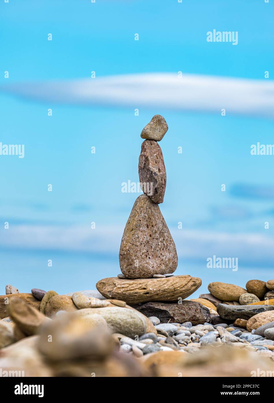 Ausgewogener Steinstapel am Kieselstrand, Holy Island of Lindisfarne, Northumberland, England, Großbritannien Stockfoto