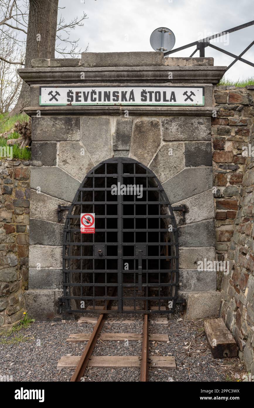 Portal des Bergbaues "Ševčinská štola" in der Zentralböhmischen Stadt Příbram. Korridor, der früher für den Erztransport genutzt wurde, jetzt für Touristenzüge. Stockfoto
