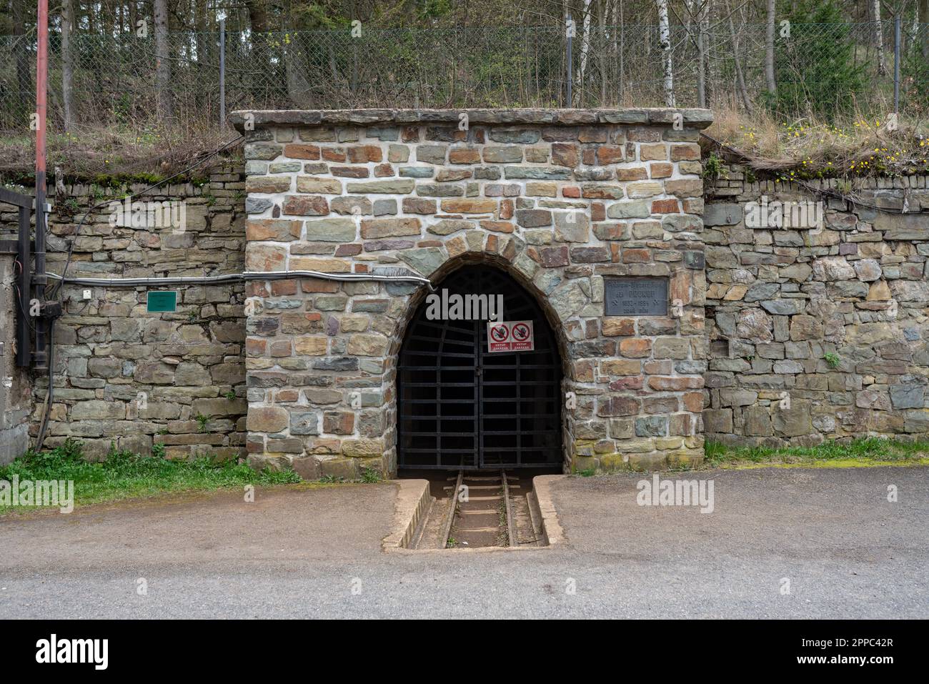 Portal des Bergbaus Adit des Bergwerks Prokop in der zentralböhmischen Stadt Příbram. Teil der Ausstellungen im Bergbaumuseum Příbram. Stockfoto