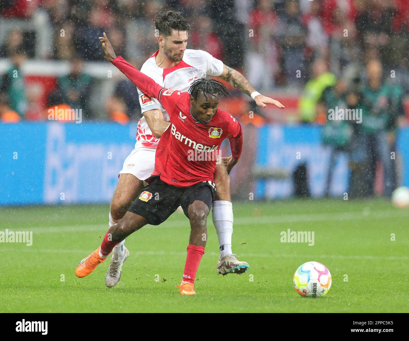 Leverkusen, Deutschland. 23. April 2023. firo : 04/23/2023 Fußball, 1. Liga, 1. Bundesliga, Saison, Erste Bundesliga 2022/2023, Bayer Leverkusen - RB Leipzig Duels, Jeremie Frimpong versus Dominik Szoboszlai c) WORLDRIGHTS !!! Es gelten unsere allgemeinen Geschäftsbedingungen, die unter www.firosportphoto., Copyright by firo sportphoto: Stockhover Weg 17a, D-48249 Dulmen www.firosportphoto.de mail@firosportphoto.de Kontodetails: (V olksbank B ochum - W itten ) IBAN : DE68430601290341117100 BIC : GENODEM1BOC Tel: 49-2594-9916004 Fax: 49-2594-9916005 Kredit: dpa/Alamy Live News eingesehen werden können Stockfoto