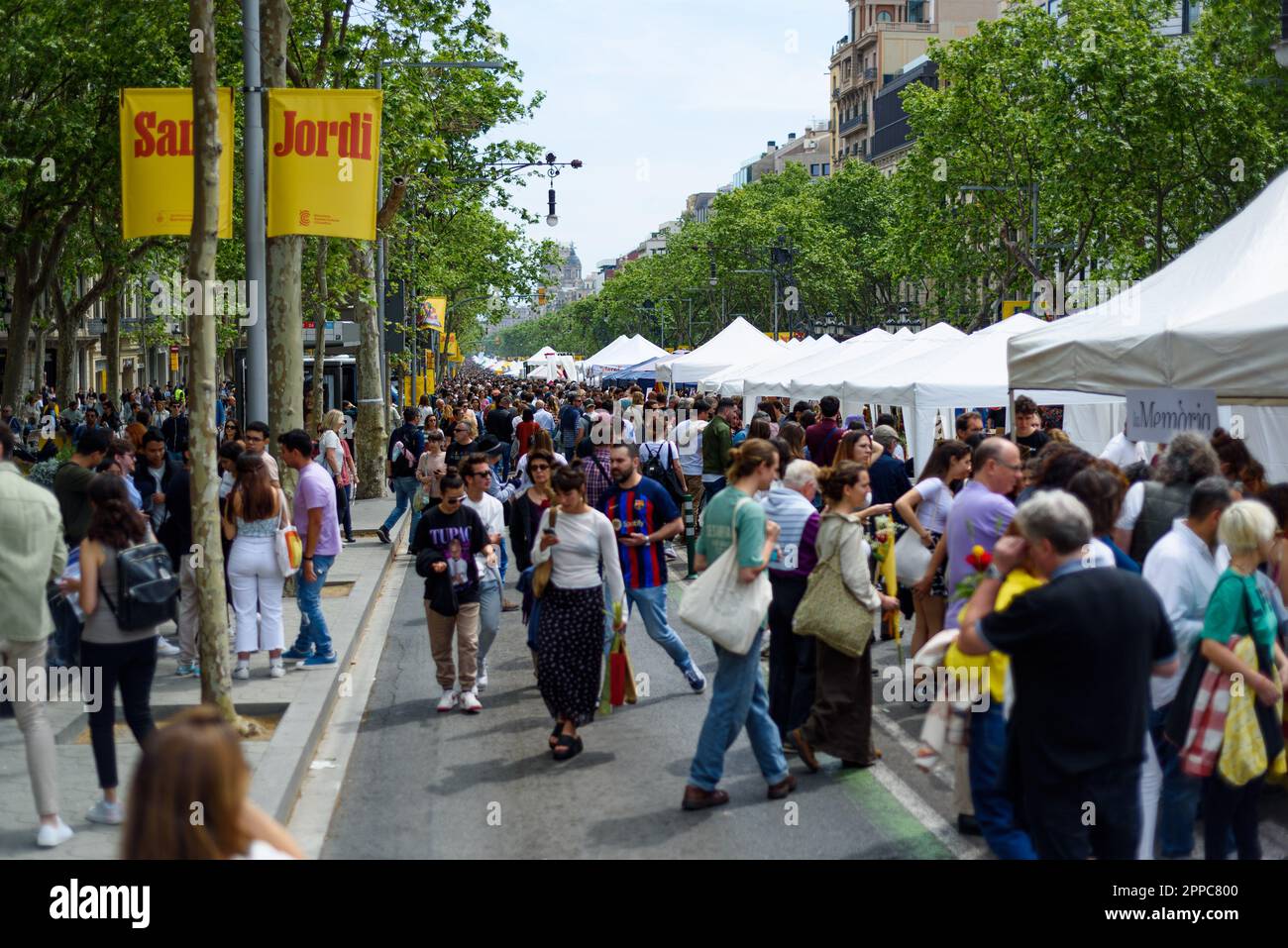 Barcelona, Spanien. 23. April 2023. Die Menge wird während des traditionellen katalanischen Festes des St. George's Day in der Hauptstraße der Stadt Passeig de Gracia gesehen. An diesem Tag, bekannt als „St. George's Day“ (Diada de Sant Jordi auf Katalanisch), werden Liebe und Literatur durch den Verkauf von Büchern und roten Rosen im ganzen Land gefeiert. Seit dem Jahr 1997 lautet der offizielle Slogan dieses Tages „Eine Rose für die Liebe, und ein Buch für immer“. Kredit: SOPA Images Limited/Alamy Live News Stockfoto