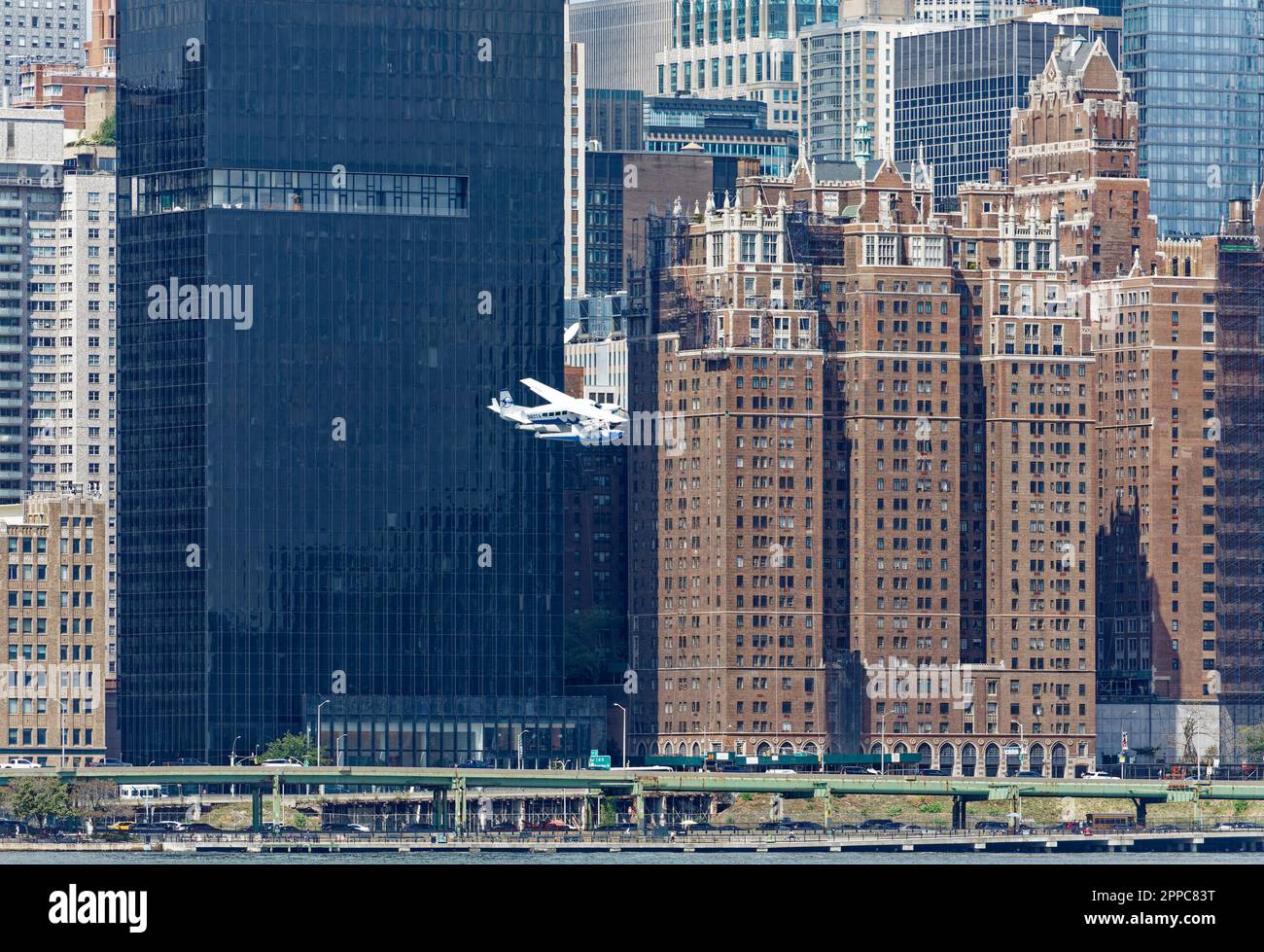 Tropic Oceans Airways Cessna 208B startet vom New York Skyports Seaplane Base am East River. Hintergrund: 685 First Avenue und Tudor City. Stockfoto