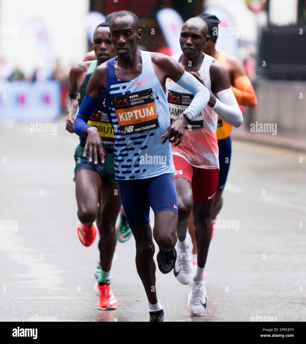 London, UK, 23. April 2023. Kelvin Kiptum und Geoffrey Kamworor, auf der Durchreise durch den Cabot Square, im Elite-Rennen der Männer. Kelvin Kiptum gewann das Rennen in einer Rekordzeit von 02:01:25. Geoffrey Kamworor ist Zweiter in 02:04:23. Kredit: John Gaffen/Alamy Live News. Stockfoto