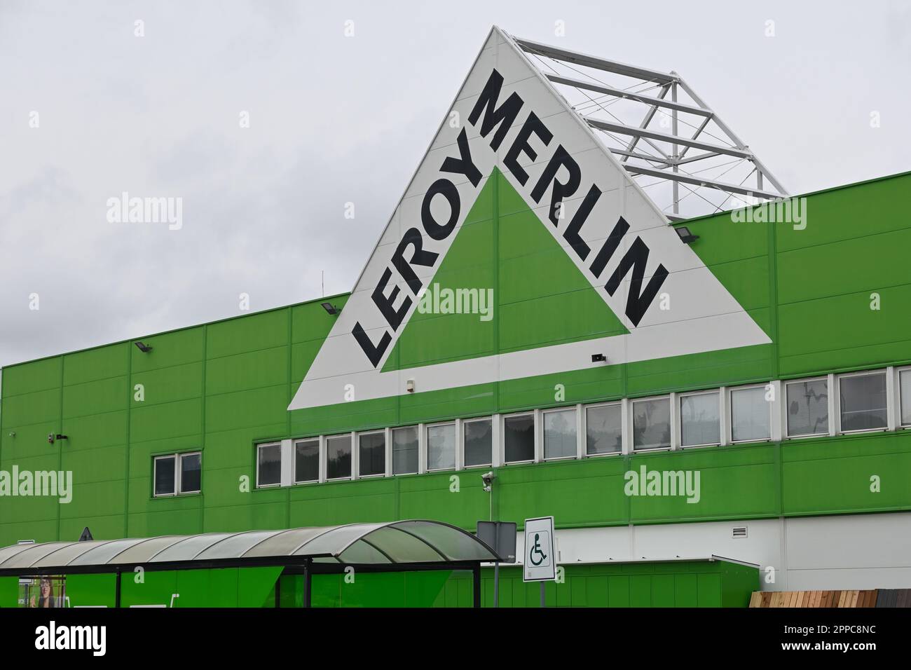 Rumia, Polen - 16. April 2023: Leroy Merlin Logo auf der Fassade des Geschäfts. Leroy Merlin ist eine französische Supermarktkette im Baugewerbe Stockfoto