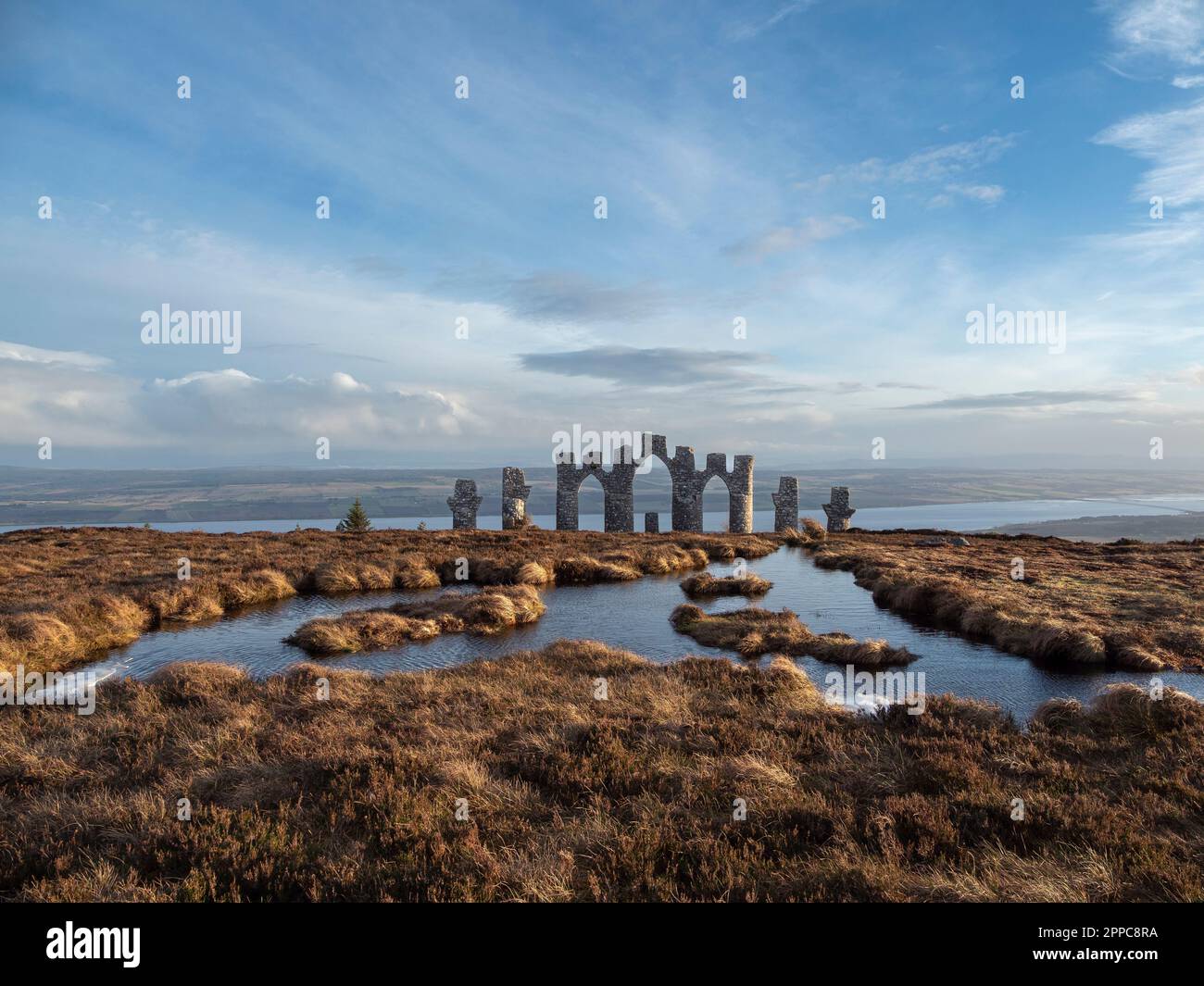 Das Fyrish Monument über dem Cromarty Firth in der Nähe von Evanton, Highland, Schottland. Die Black Isle ist in der Ferne zu sehen. Stockfoto